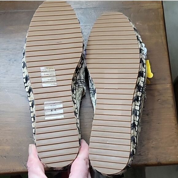 Bill Blass  - Picture 3 of 16